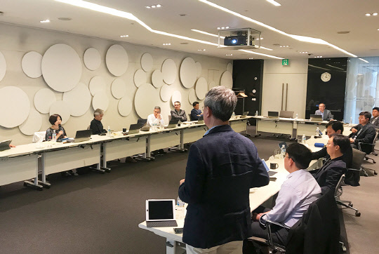 지난 5월 말 서울 광장동 워커힐 호텔 내 아카디아 SK연수원에서 열린 SK하이닉스 워크숍에서 회사 경영진과 사외이사들이 코로나19 사태에 따른 대내·외 불확실성과 대응 방안 등에 대해 논의하고 있다. <SK하이닉스 제공>